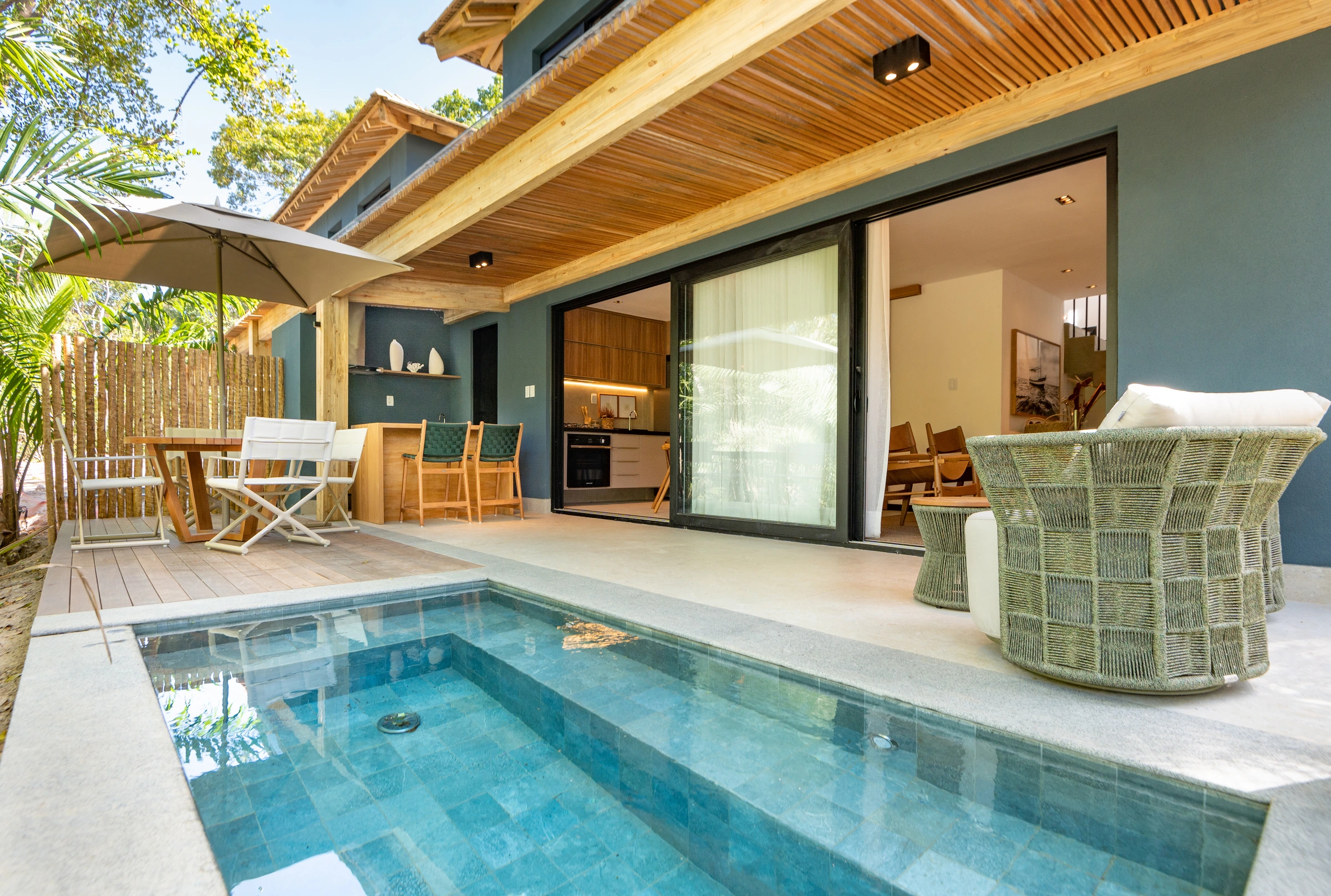 Piscina e varanda do decorado, com portas abertas para a sala.